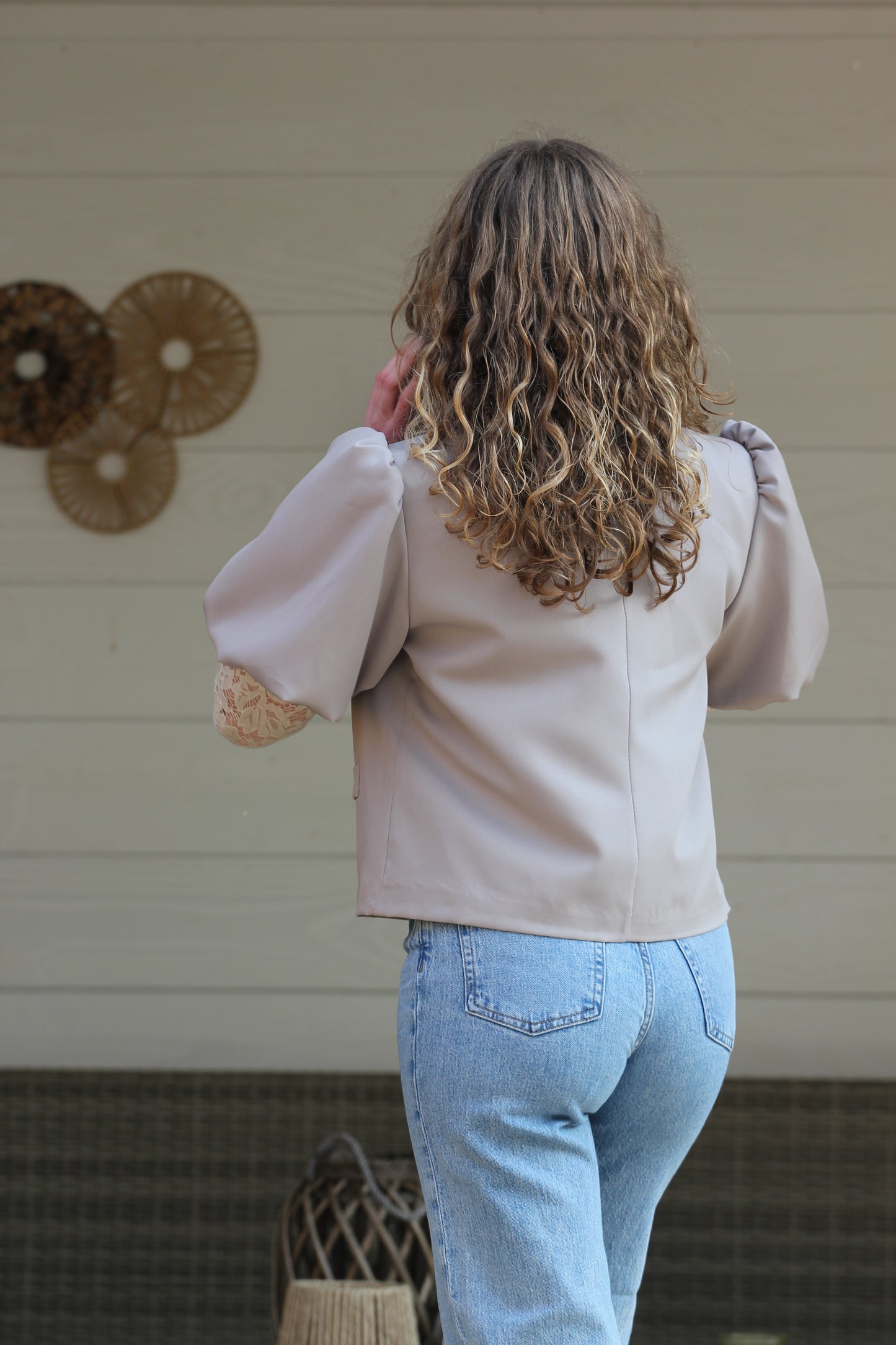Puff blazer Noor | Korte taupe blazer met pofmouwen - Iristra