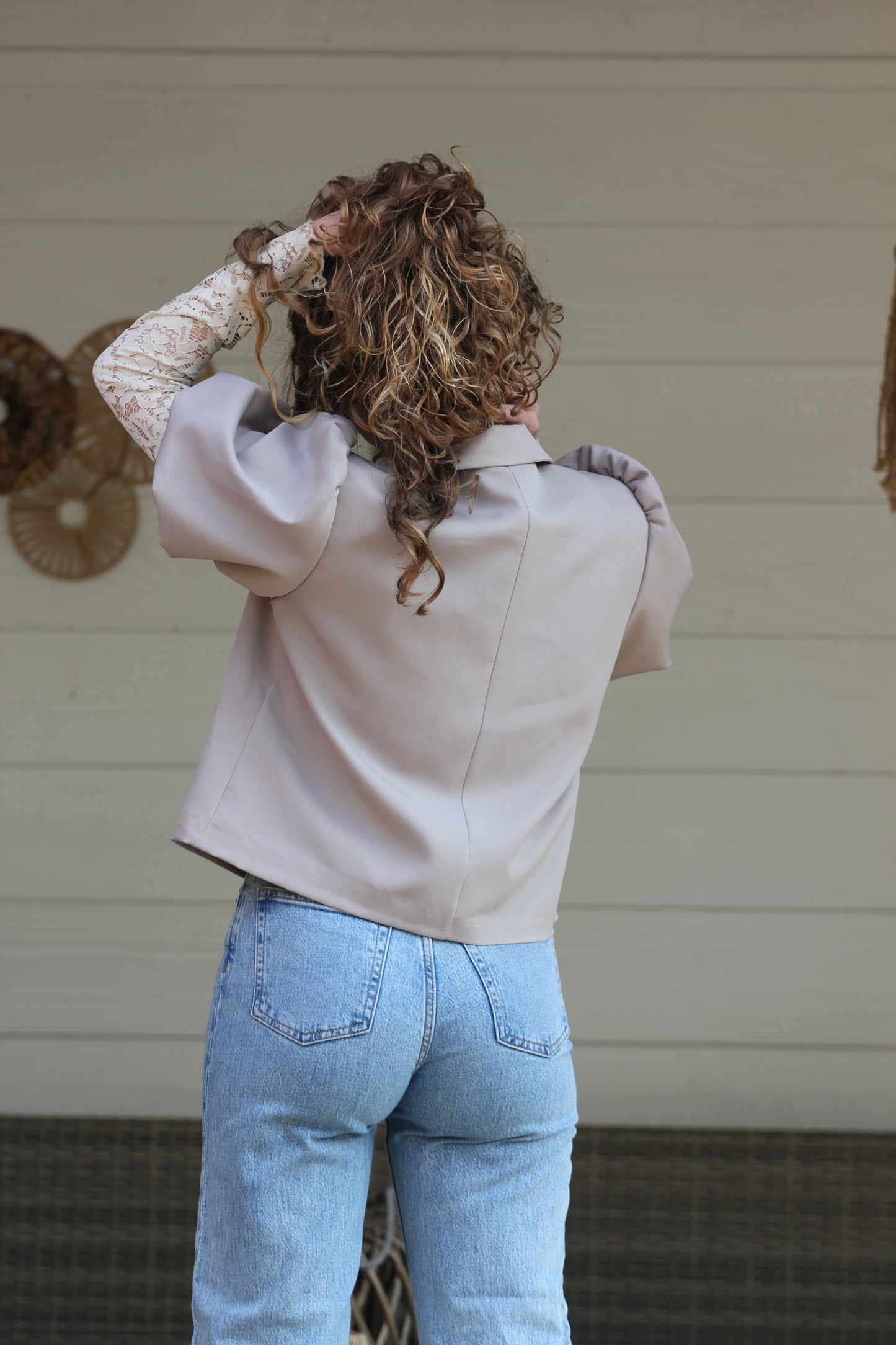Puff blazer Noor | Korte taupe blazer met pofmouwen - Iristra