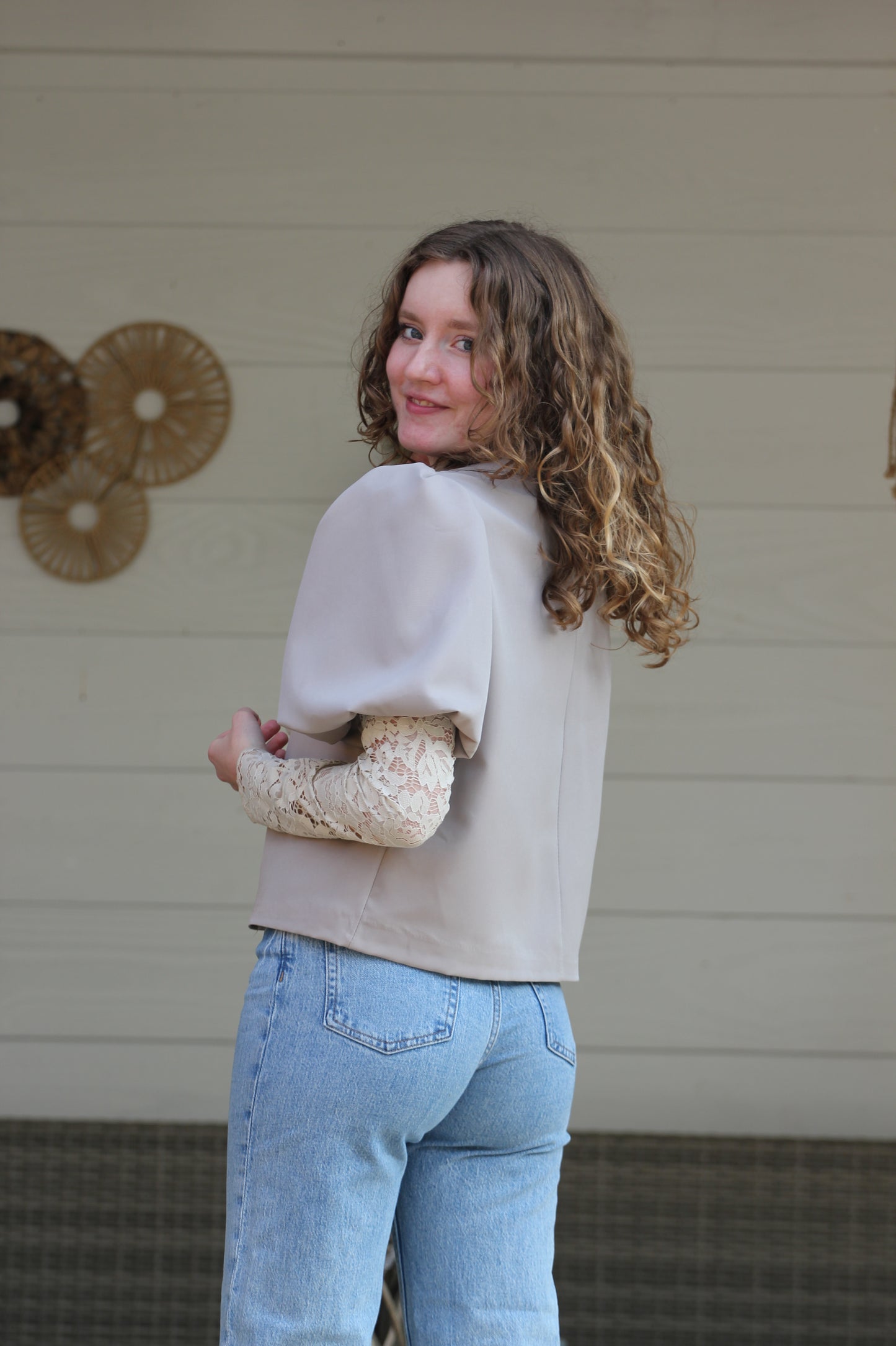 Puff blazer Noor | Korte taupe blazer met pofmouwen - Iristra