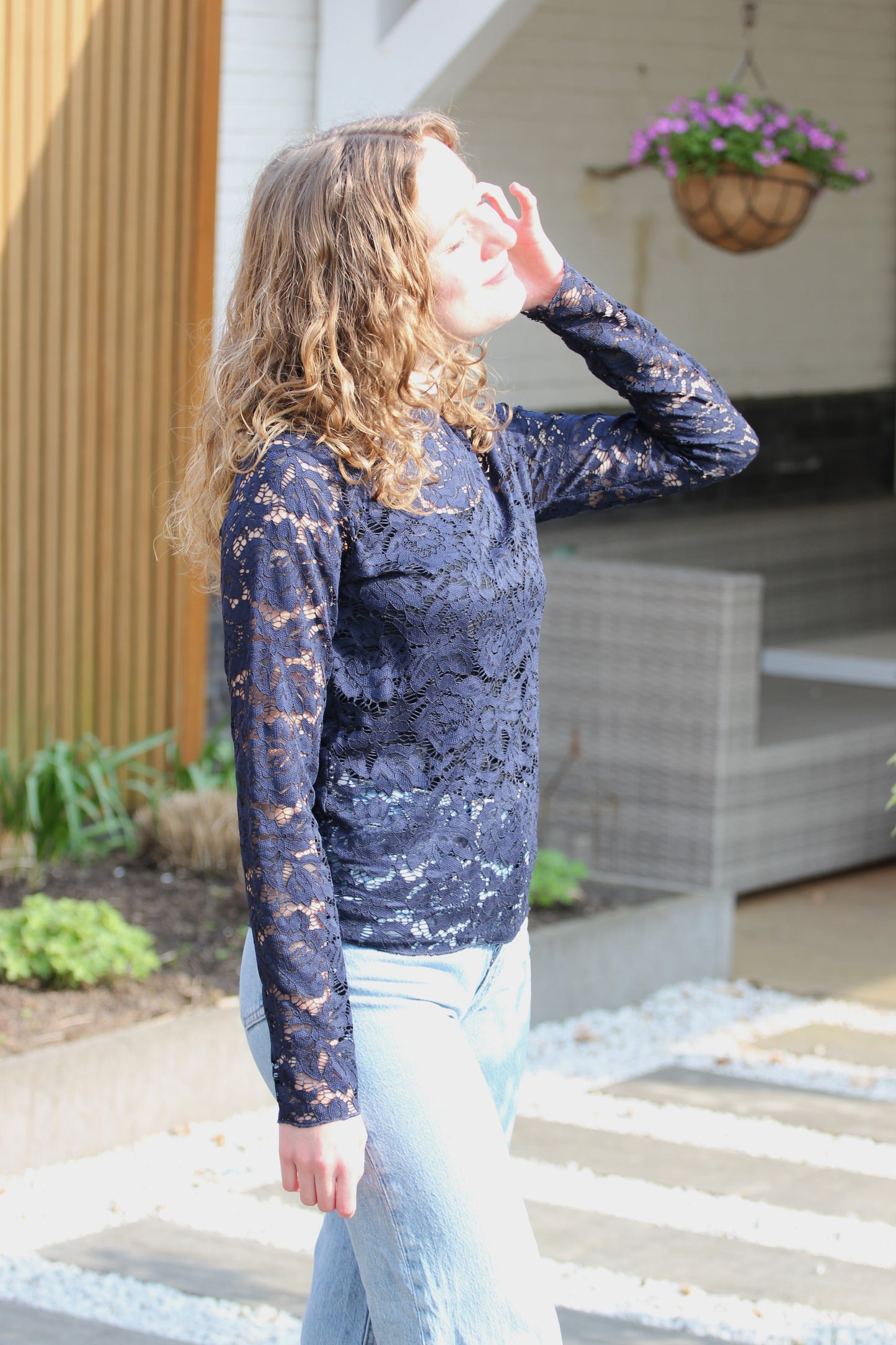Kanten mesh top Tess | Donkerblauw top met lange mouwen en ronde hals - Iristra