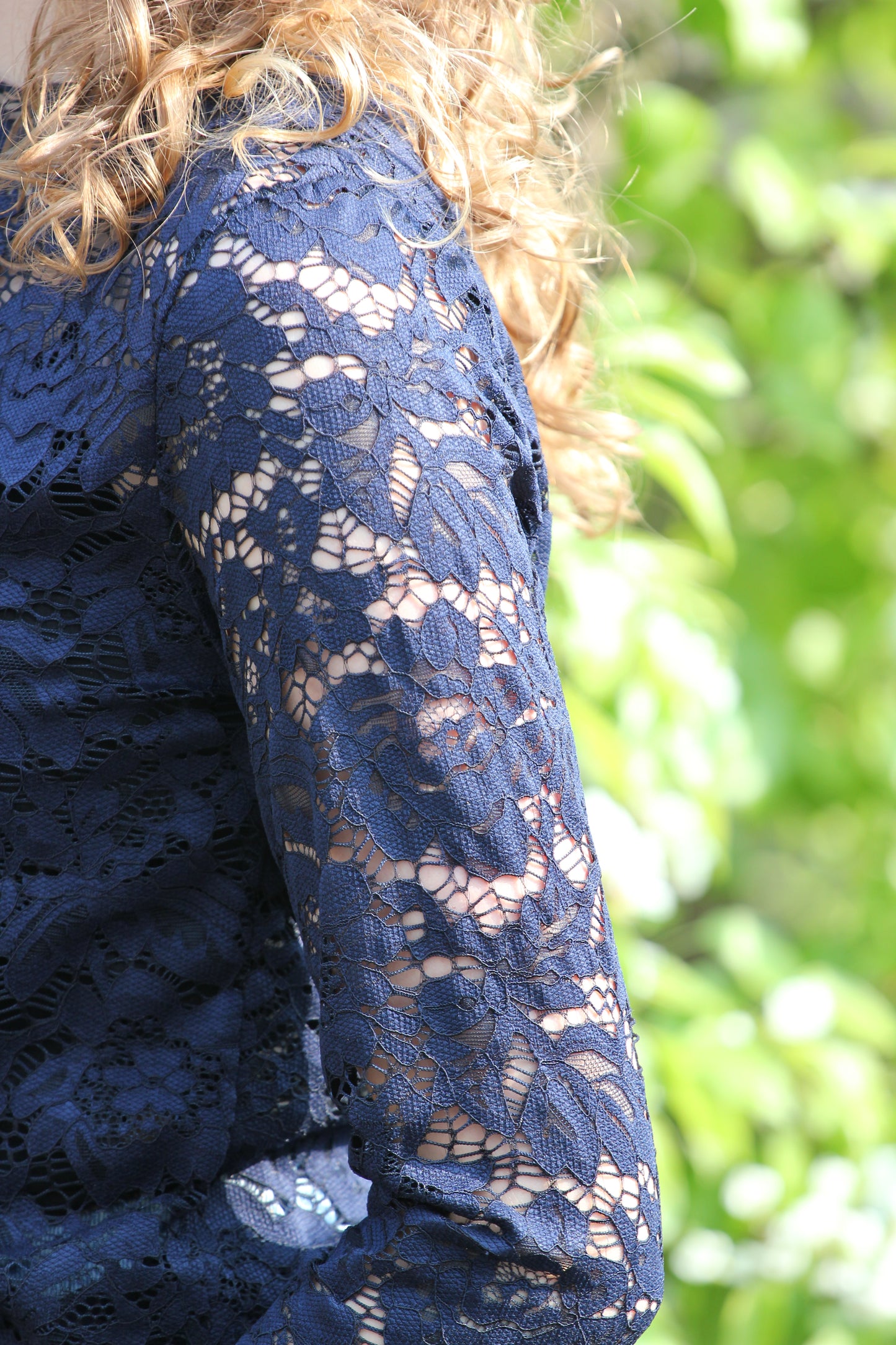 Kanten mesh top Tess | Donkerblauw top met lange mouwen en ronde hals - Iristra
