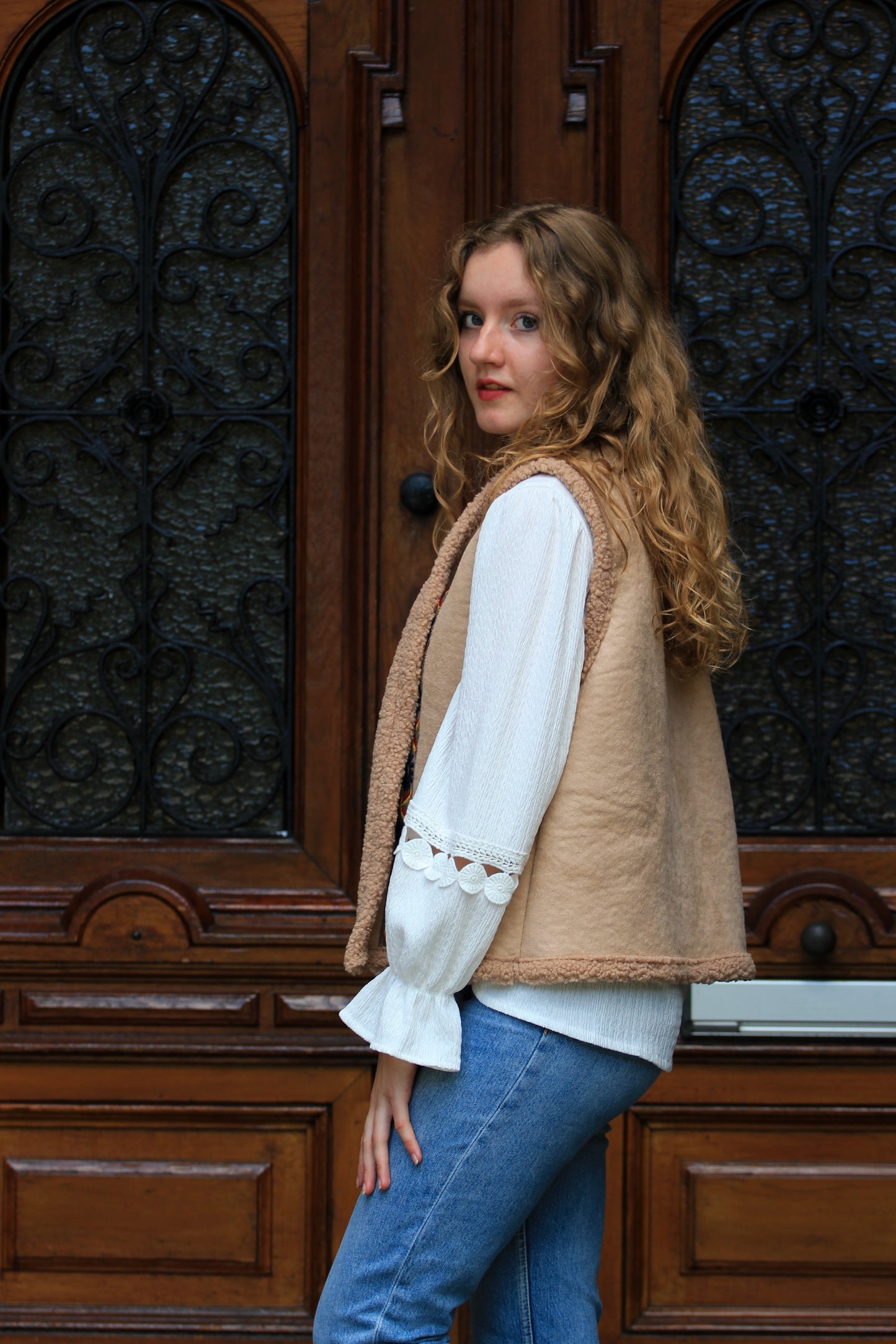 Zijaanzicht van het teddy gilet Rosalie met bohemian patroon, camel