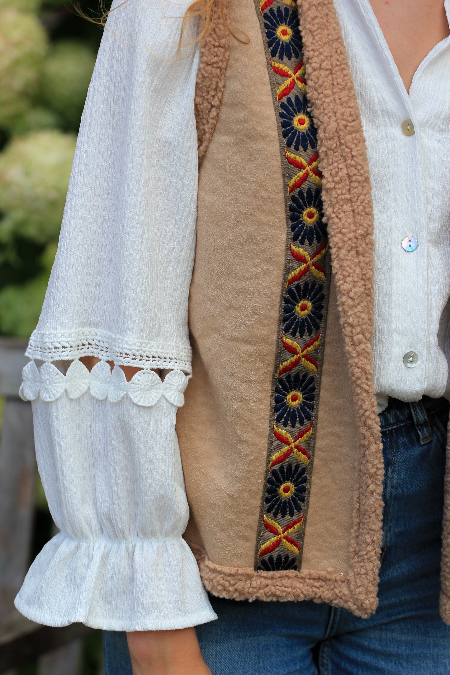 Close-up van het bohemian borduurwerk op het camel gilet Rosalie