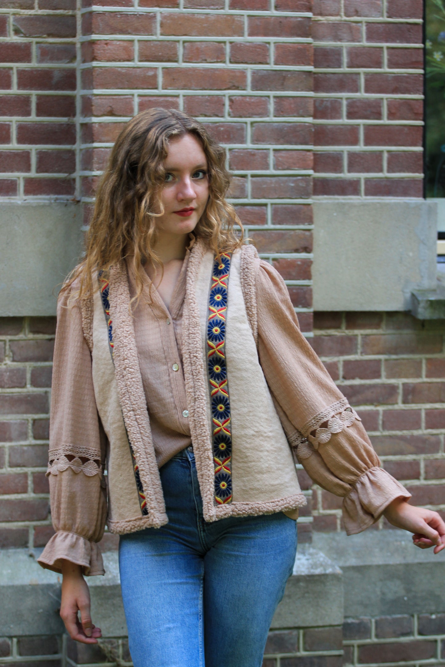 Camel gilet Rosalie met embroidery details gedragen over lichtbruine blouse