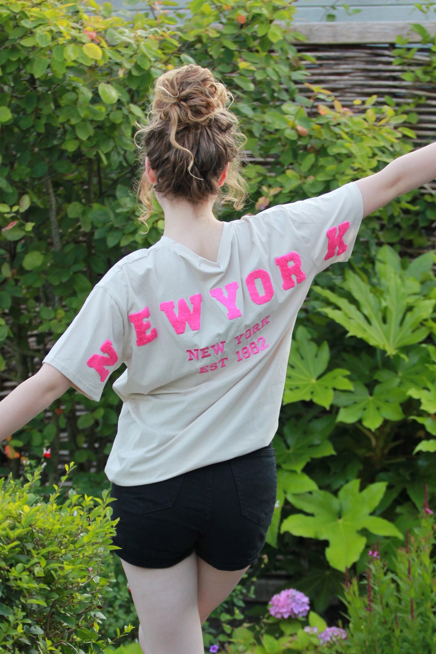 Shirt met Barbie Roze 'NEW YORK' print Julia | Beige - Iristra