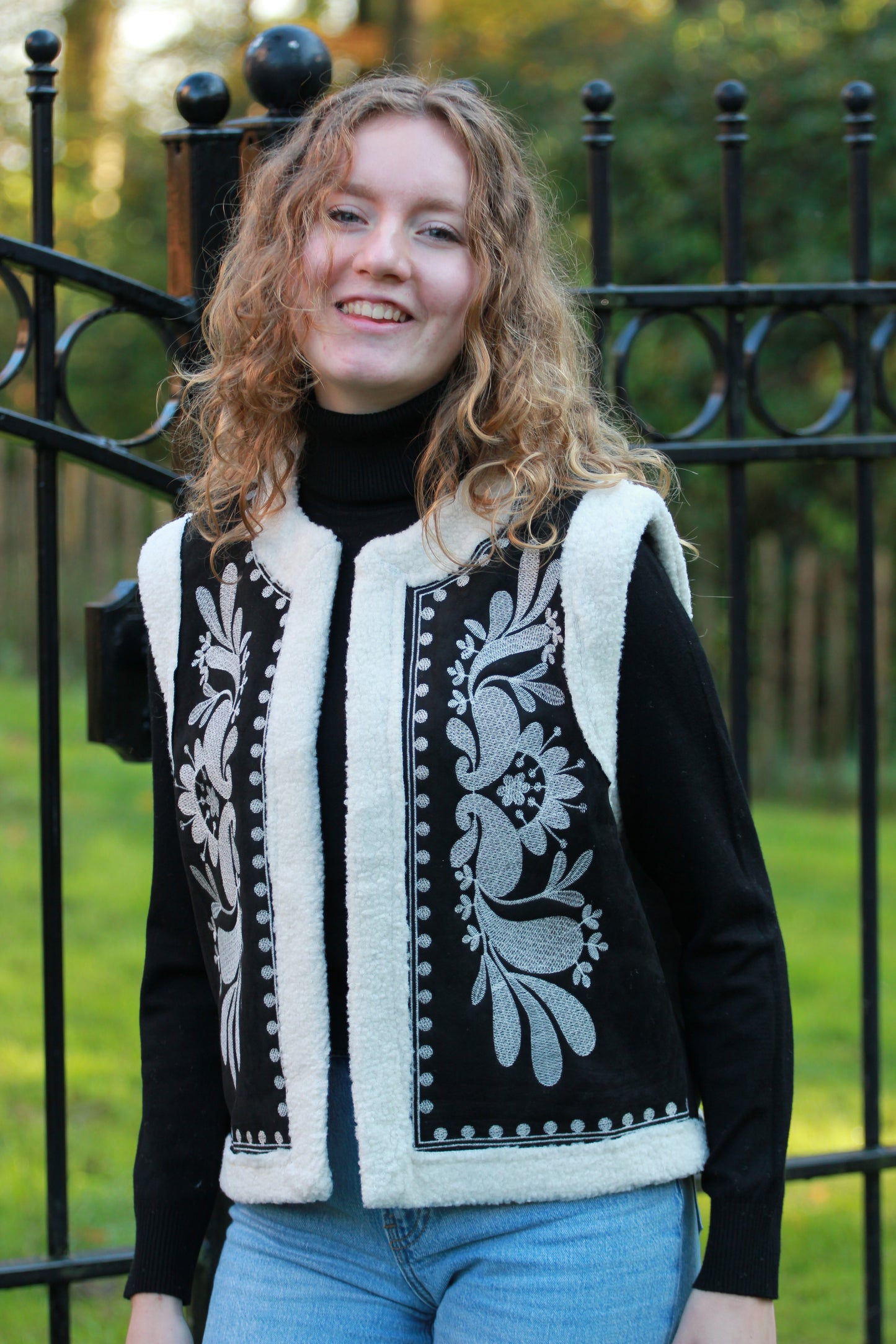 Zwart boho gilet Cloé met witte borduursels en teddy voering