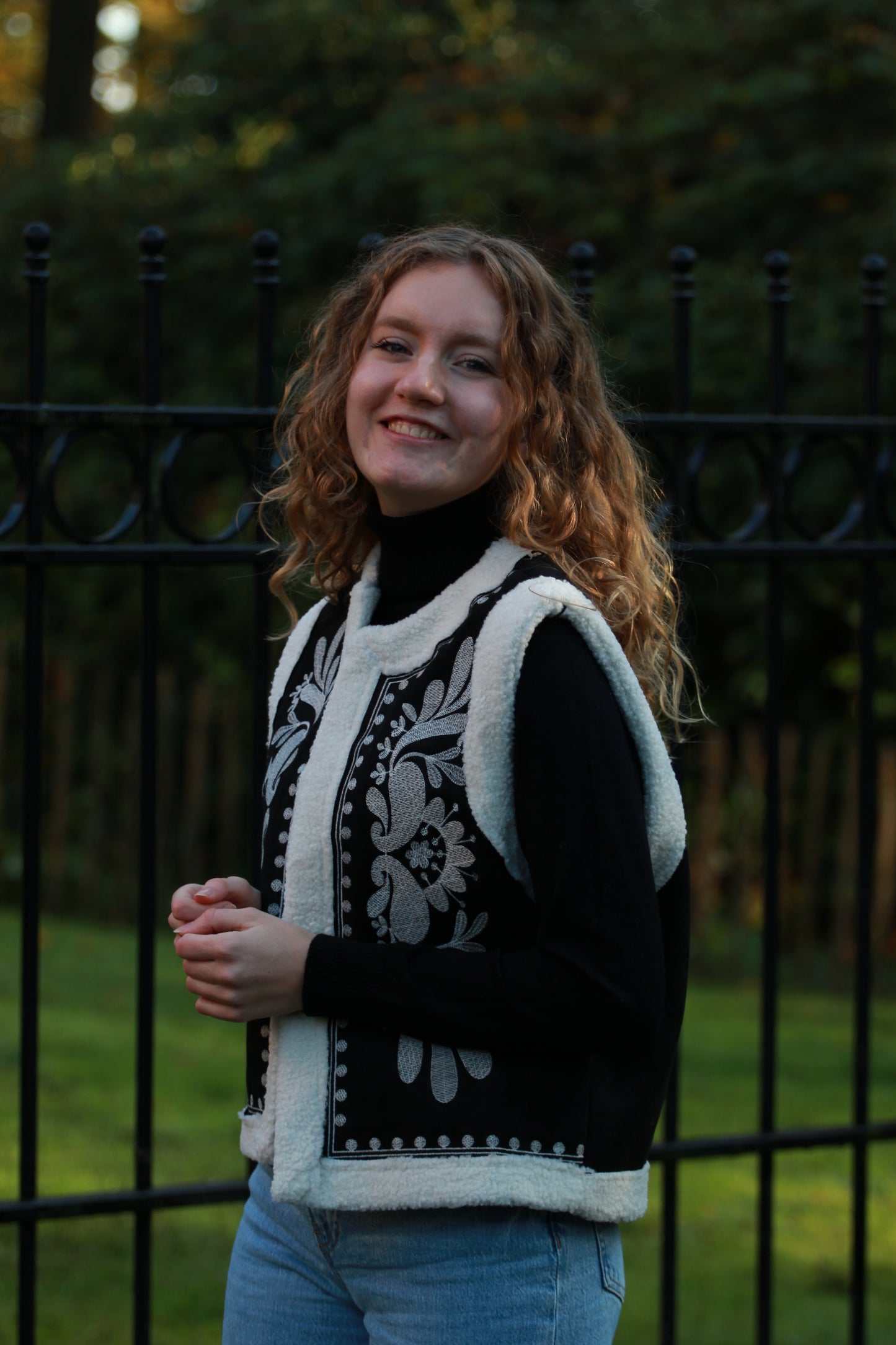 Zwart gilet met geborduurde bloemen en teddy voering, herfst-winter outfit