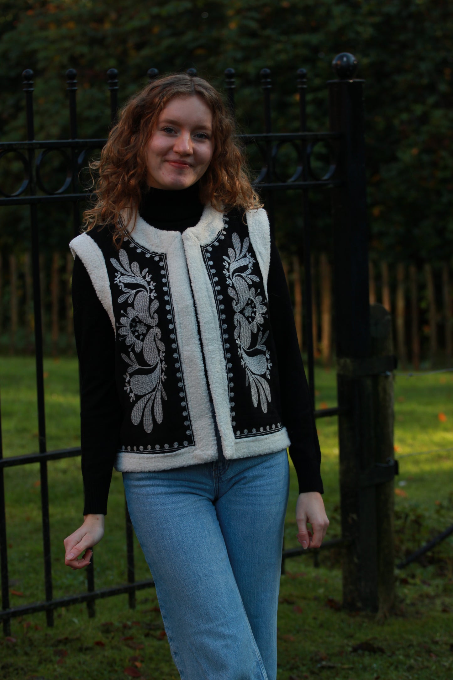 Essentiële laagjeslook: zwart gilet Cloé met witte borduursels