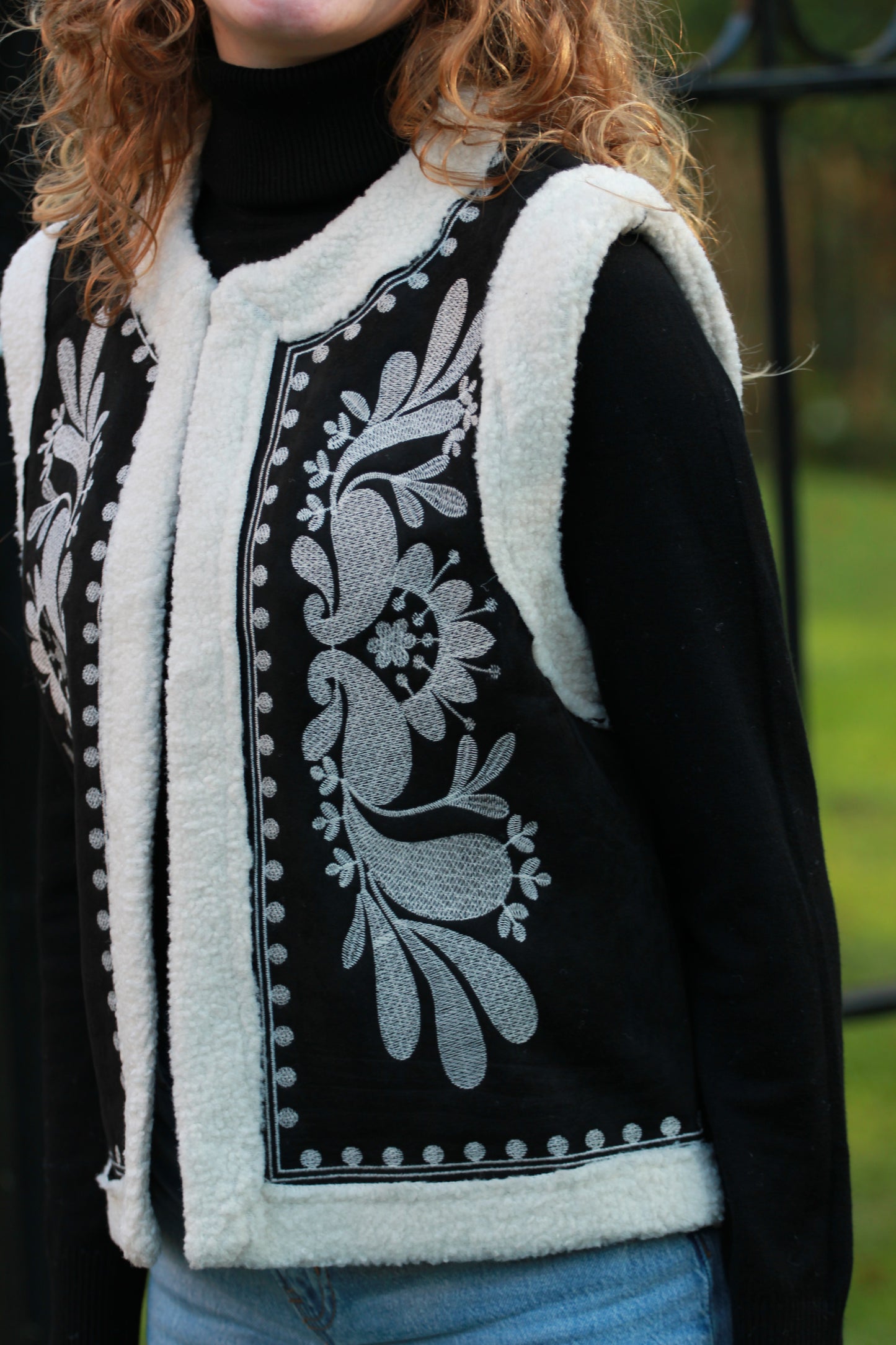 Close-up teddy voering en borduursels zwart gilet Cloé