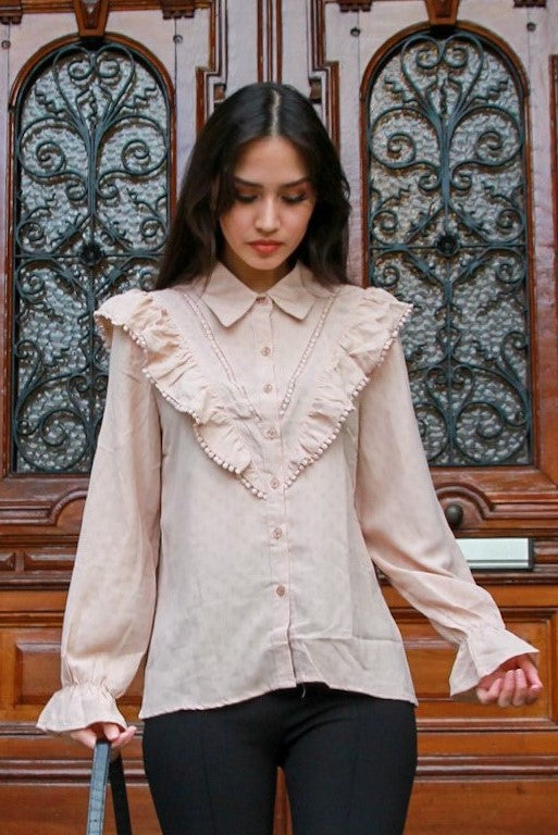 Tijdloze blouse met cut-away kraag en knoopsluiting, gestyled met een flared legging