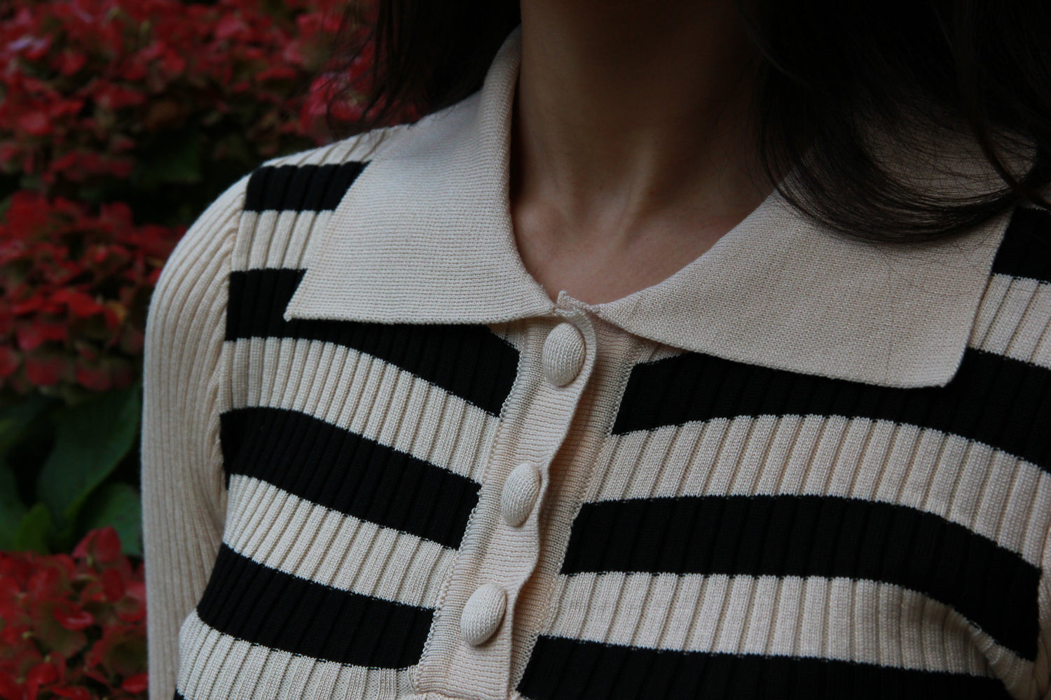Close-up van geribde stof en strepen op tijdloze top met kraag, 65% katoen, 35% viscose