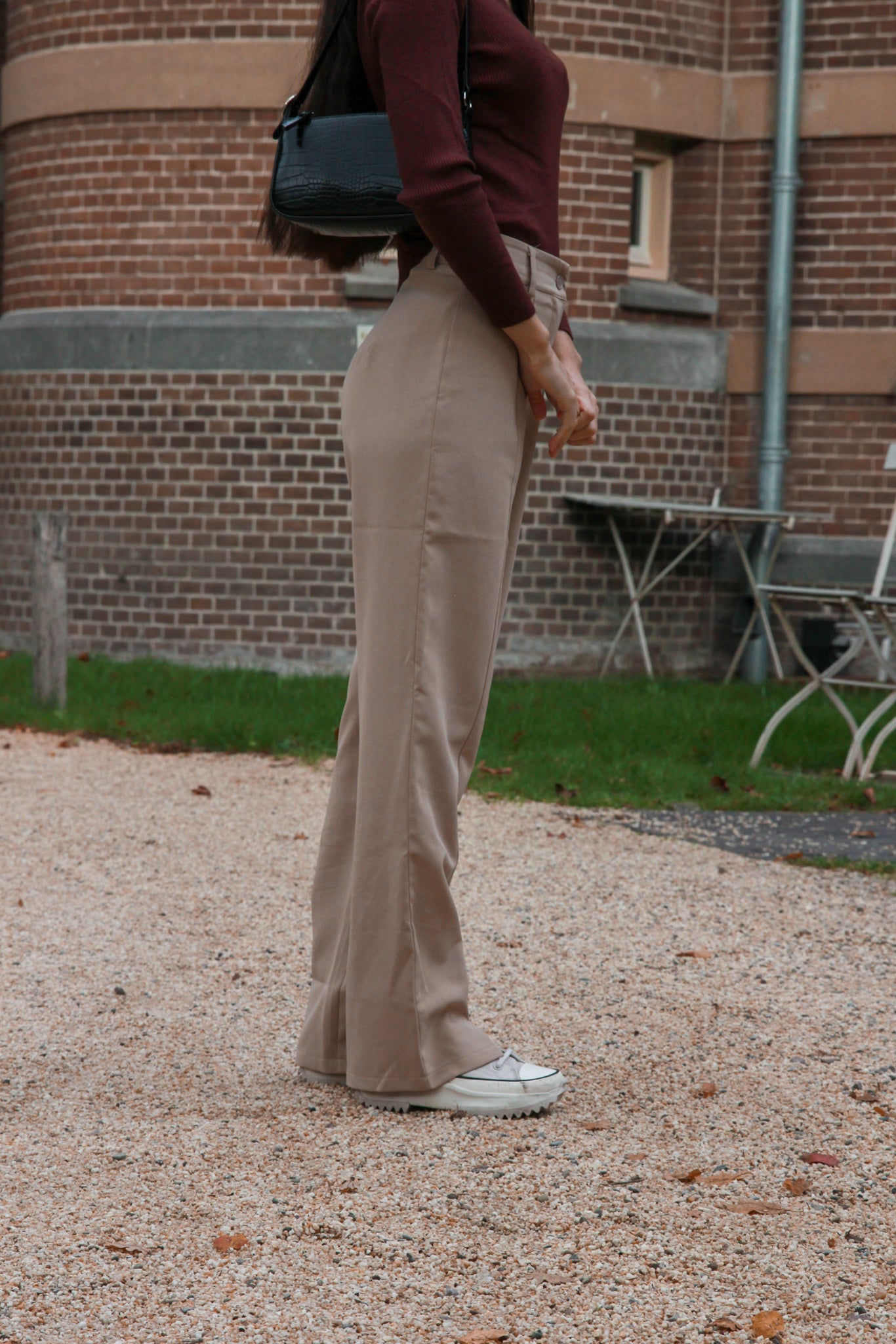 Elegante pantalon in luchtige, niet-doorschijnende stof, geschikt voor alle seizoenen