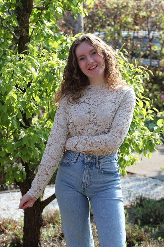 Kanten mesh top Tess | Beige top met lange mouwen en ronde hals - Iristra