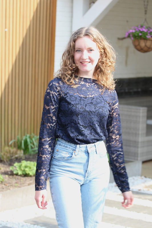 Kanten mesh top Tess | Donkerblauw top met lange mouwen en ronde hals - Iristra