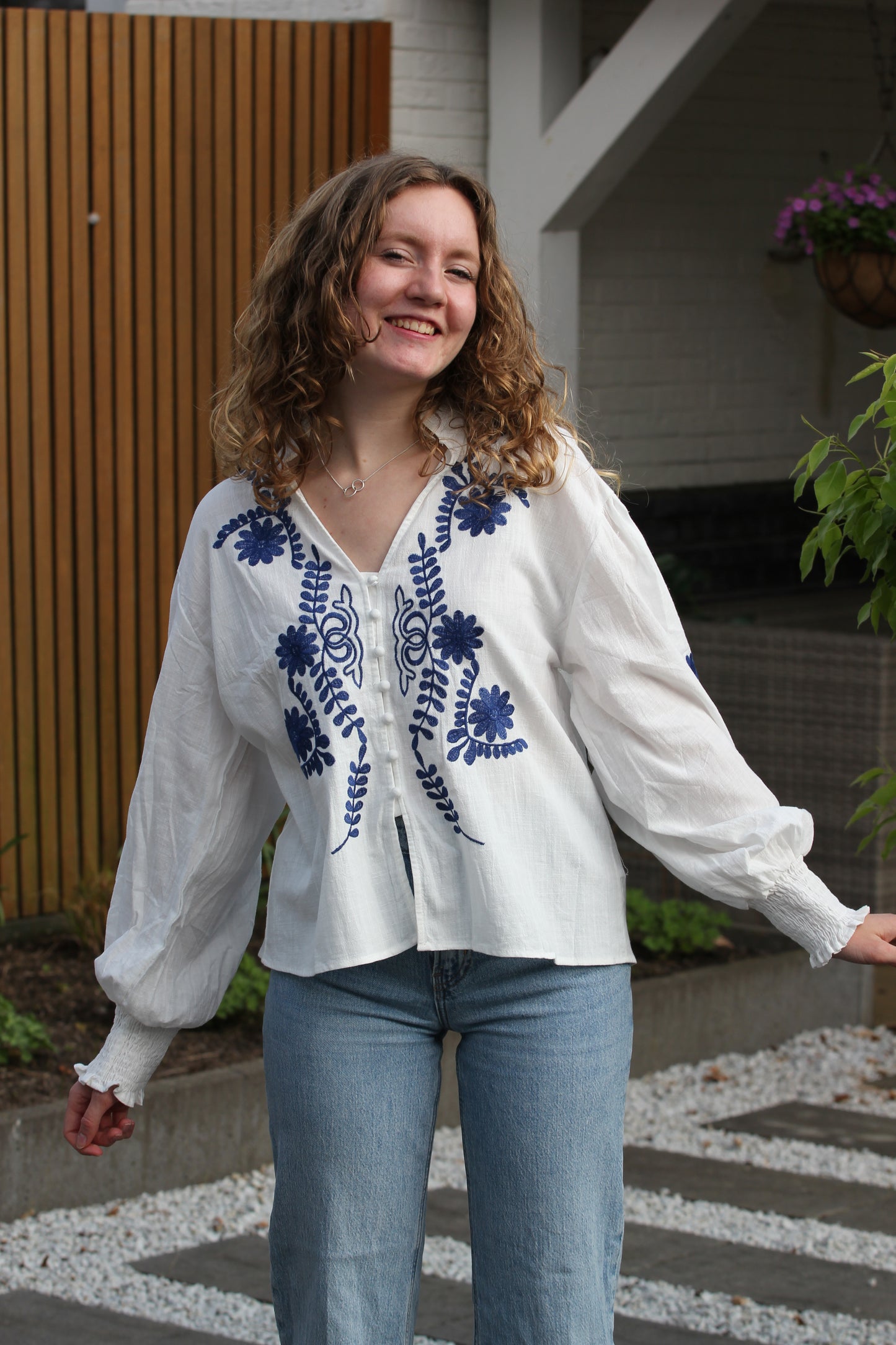 Blouse Donna – Wit-blauwe mamma mia blouse met Griekse broderie - Iristra