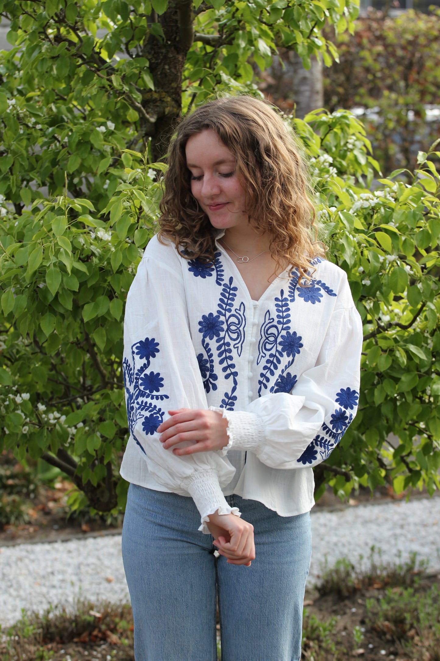 Blouse Donna – Wit-blauwe mamma mia blouse met Griekse broderie - Iristra