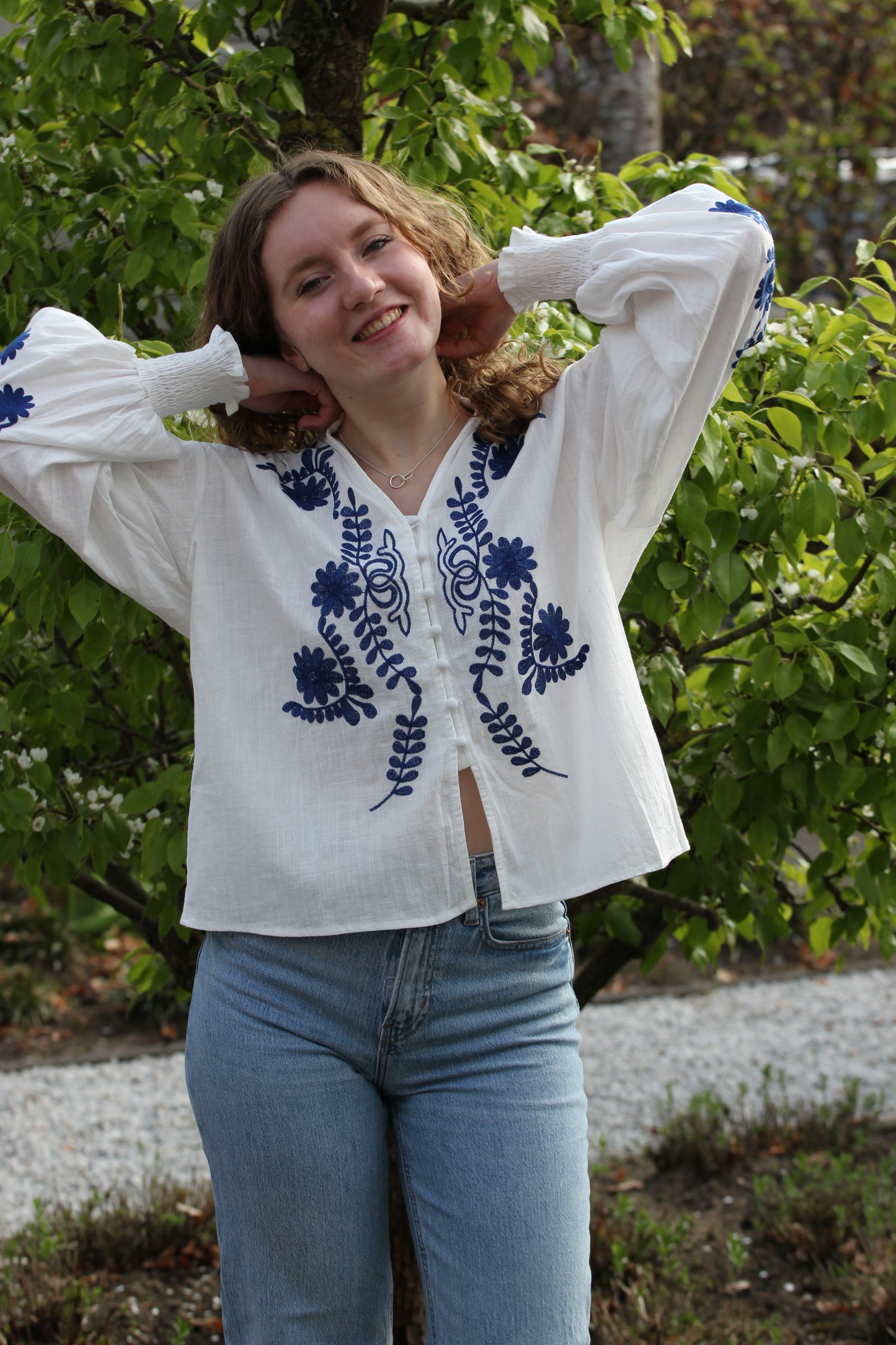 Blouse Donna – Wit-blauwe mamma mia blouse met Griekse broderie - Iristra