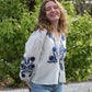 Blouse Donna – Wit-blauwe mamma mia blouse met Griekse broderie - Iristra