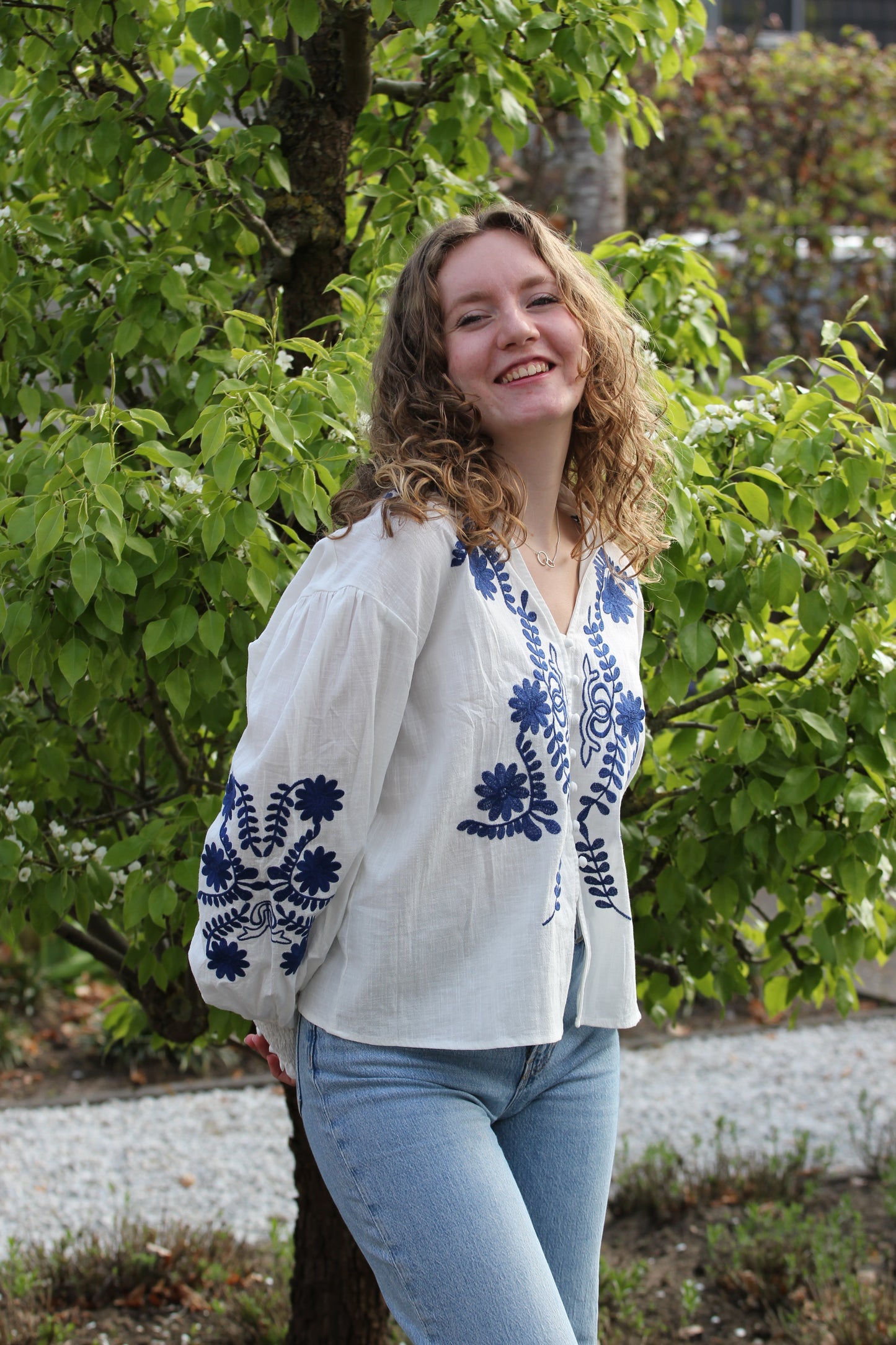 Blouse Donna – Wit-blauwe mamma mia blouse met Griekse broderie - Iristra