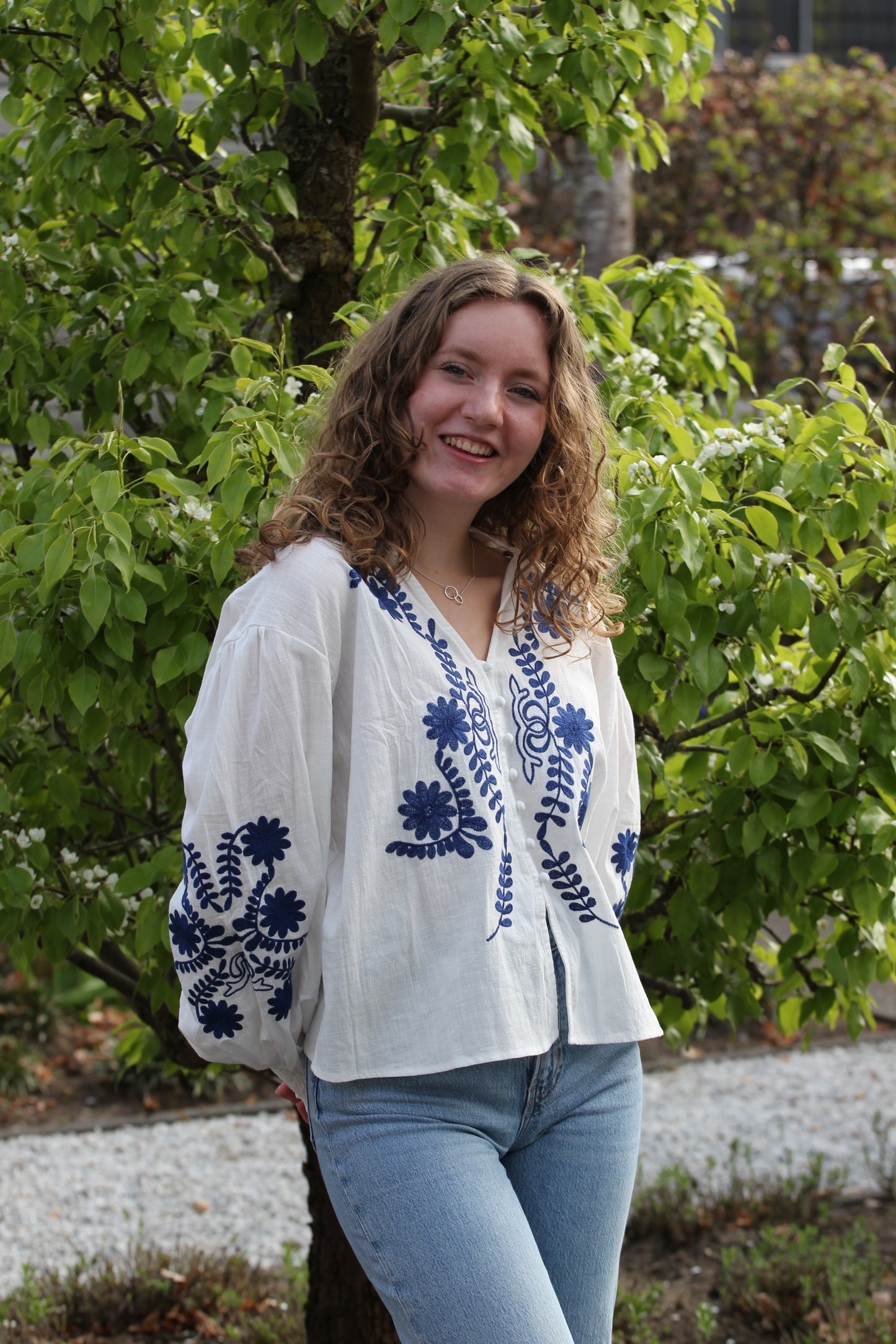 Blouse Donna – Wit-blauwe mamma mia blouse met Griekse broderie - Iristra