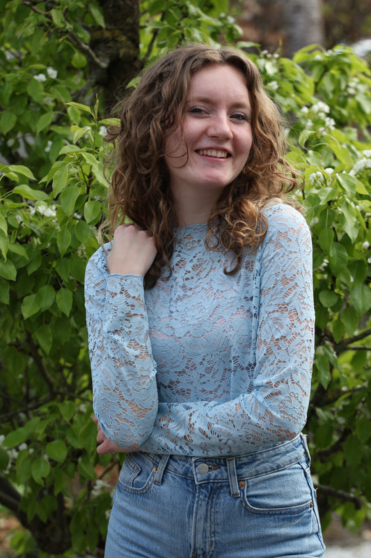 Kanten mesh top met lange mouwen en ronde hals Tess | Lichtblauw - Iristra