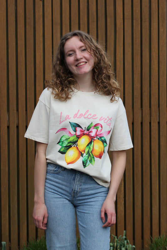 Shirt La dolce vita Sofia | Beige met citroenenprint en roze strik - Iristra