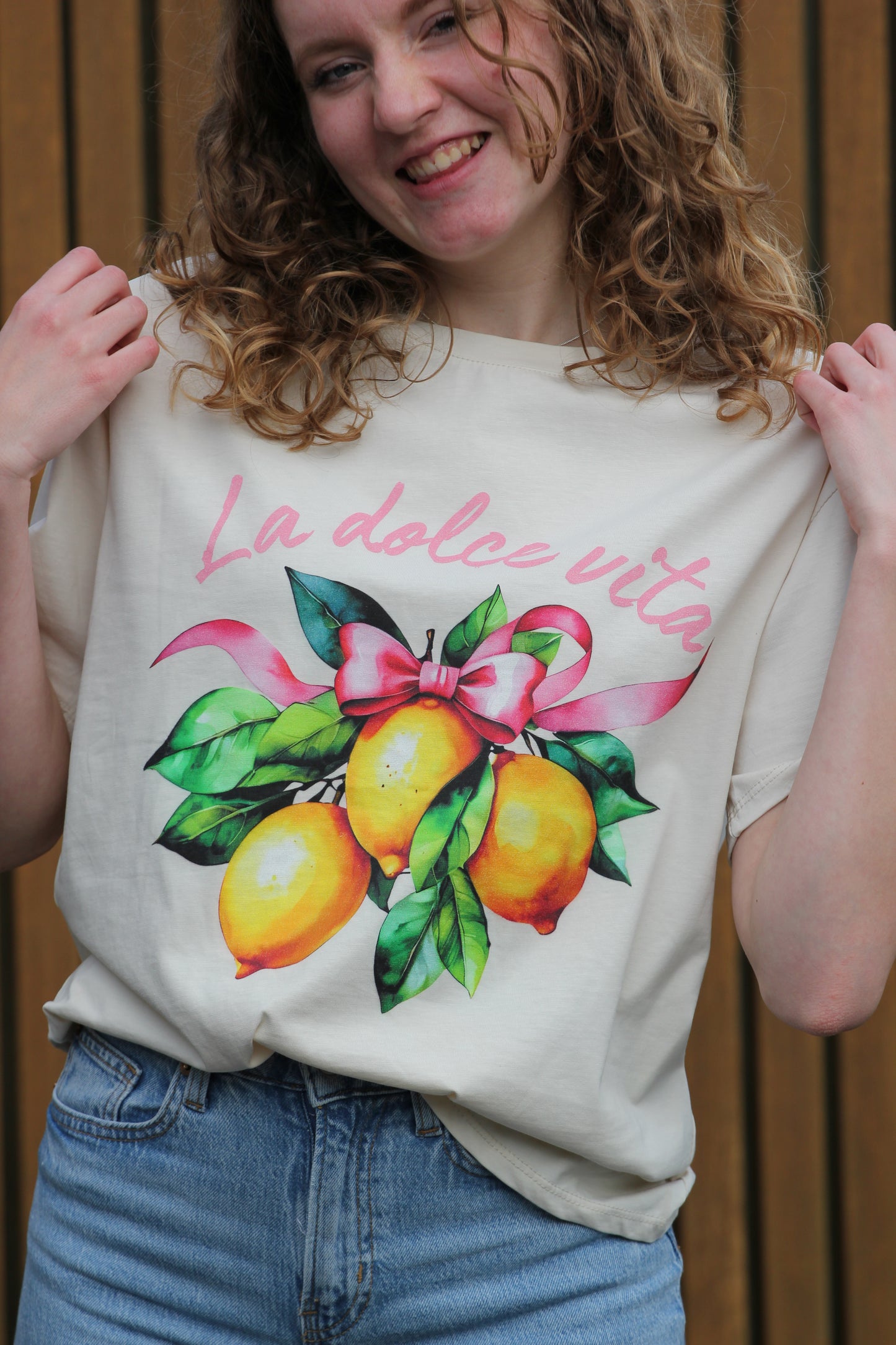 Shirt La dolce vita Sofia | Beige met citroenenprint en roze strik - Iristra