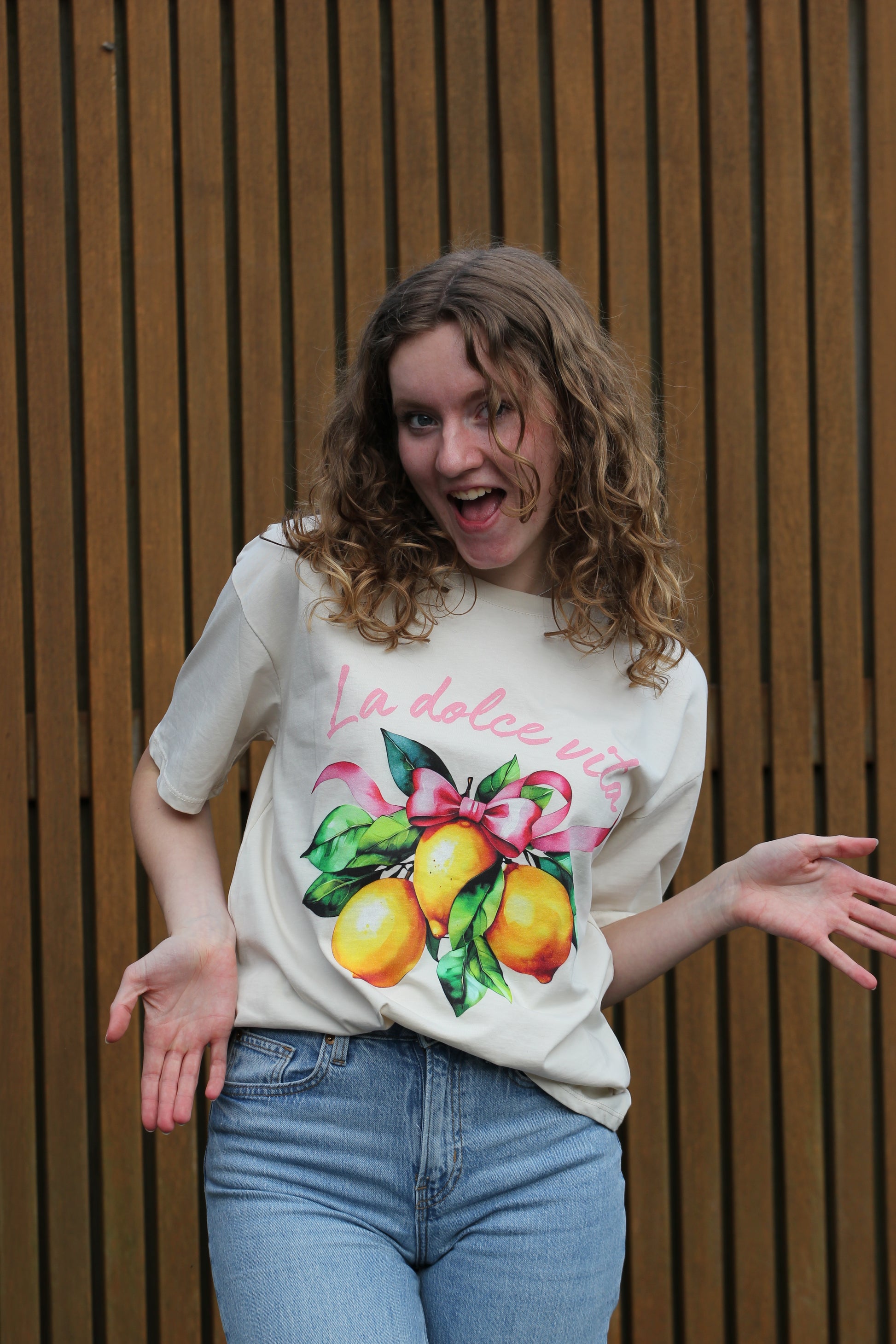 Shirt La dolce vita Sofia | Beige met citroenenprint en roze strik - Iristra