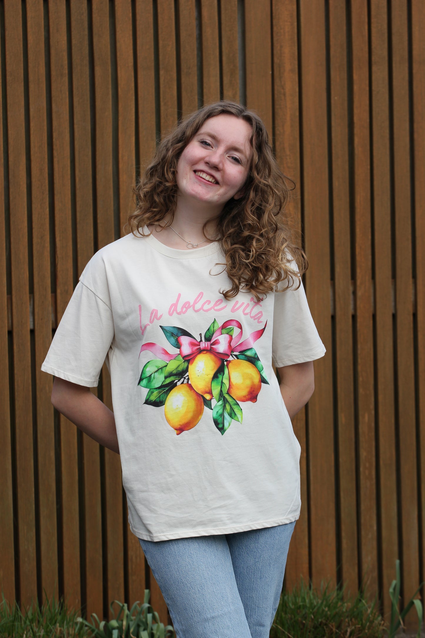 Shirt La dolce vita Sofia | Beige met citroenenprint en roze strik - Iristra