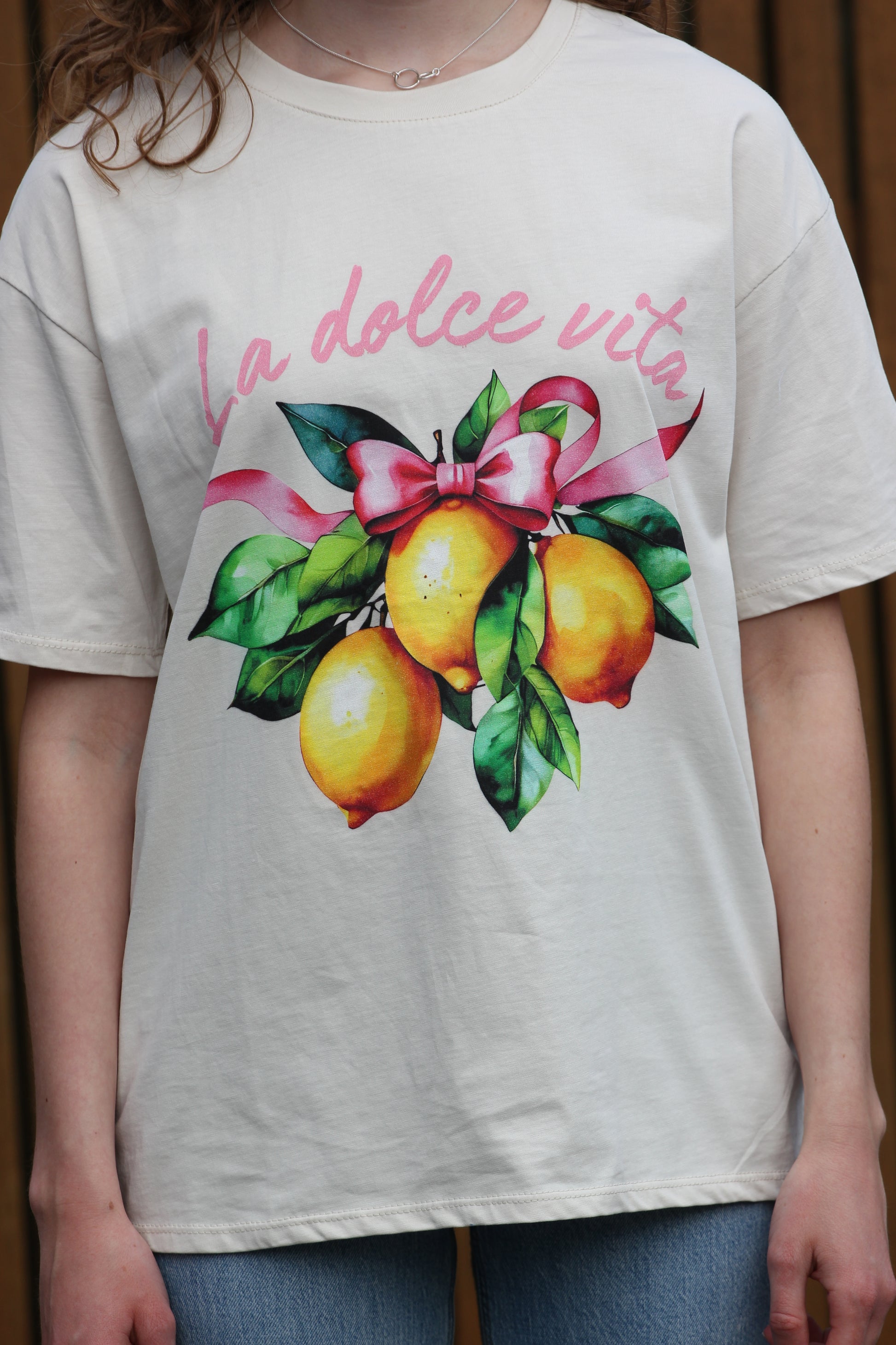 Shirt La dolce vita Sofia | Beige met citroenenprint en roze strik - Iristra