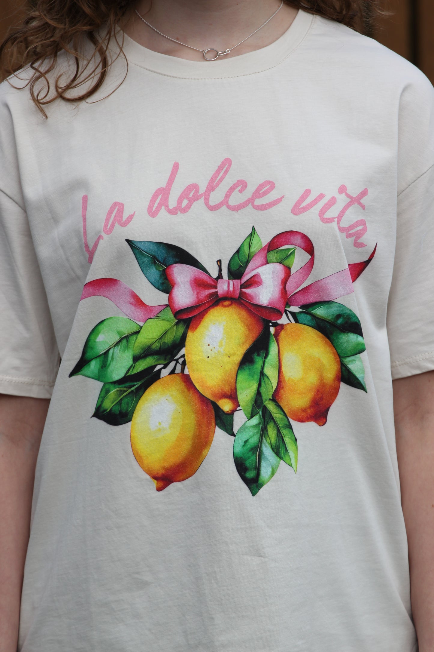 Shirt La dolce vita Sofia | Beige met citroenenprint en roze strik - Iristra