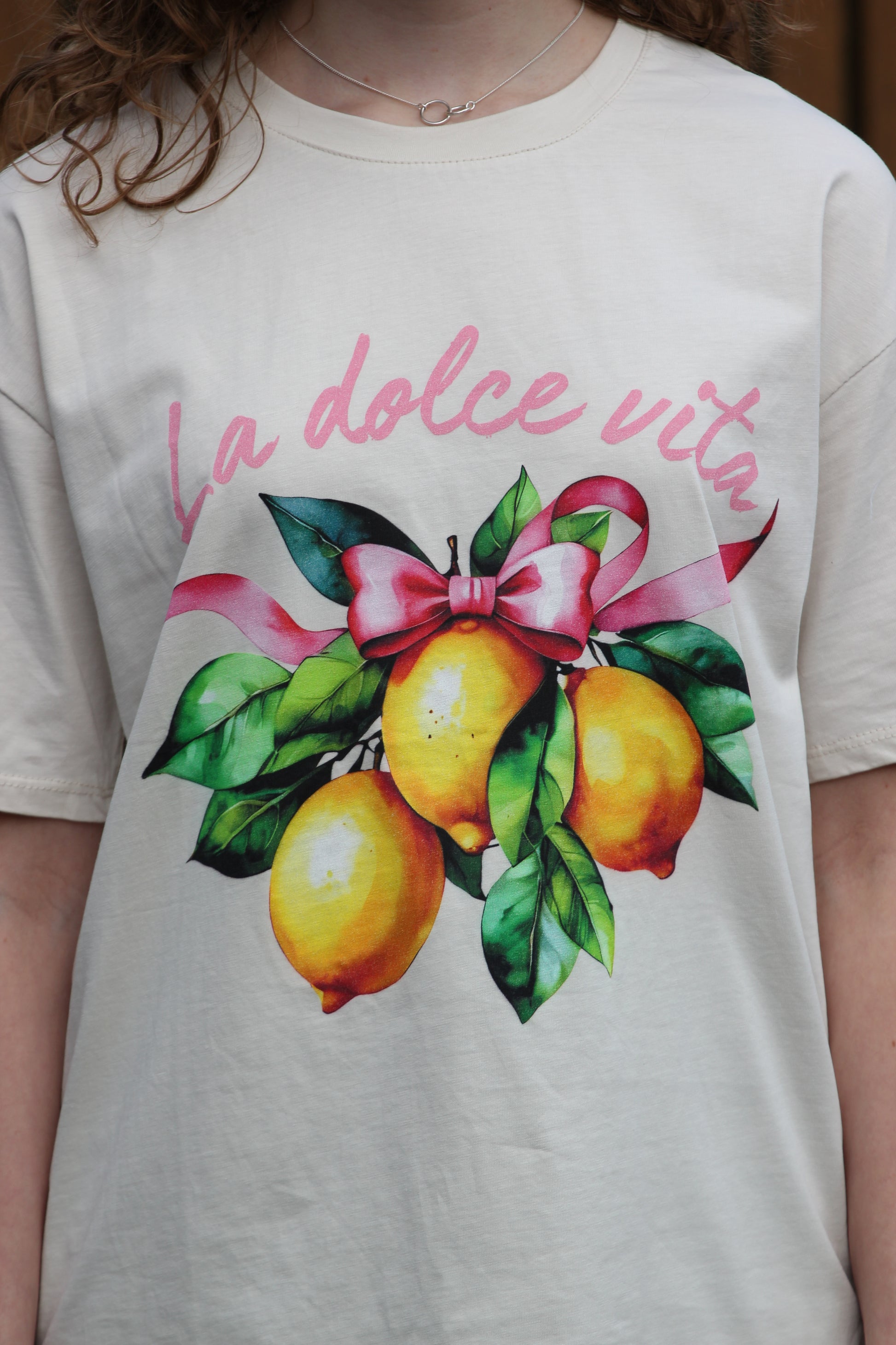 Shirt La dolce vita Sofia | Beige met citroenenprint en roze strik - Iristra