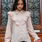 Tijdloze blouse met cut-away kraag en knoopsluiting, gestyled met een flared legging