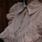 Close-up van kanten details en broderie op romantische blouse in 100% viscose