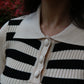 Close-up van geribde stof en strepen op tijdloze top met kraag, 65% katoen, 35% viscose